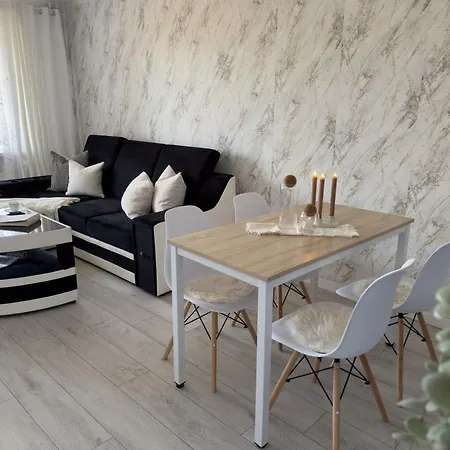 Nieopodal Centrum Nauki Cogiteon Apartman *