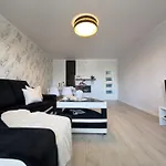 Nieopodal Centrum Nauki Cogiteon